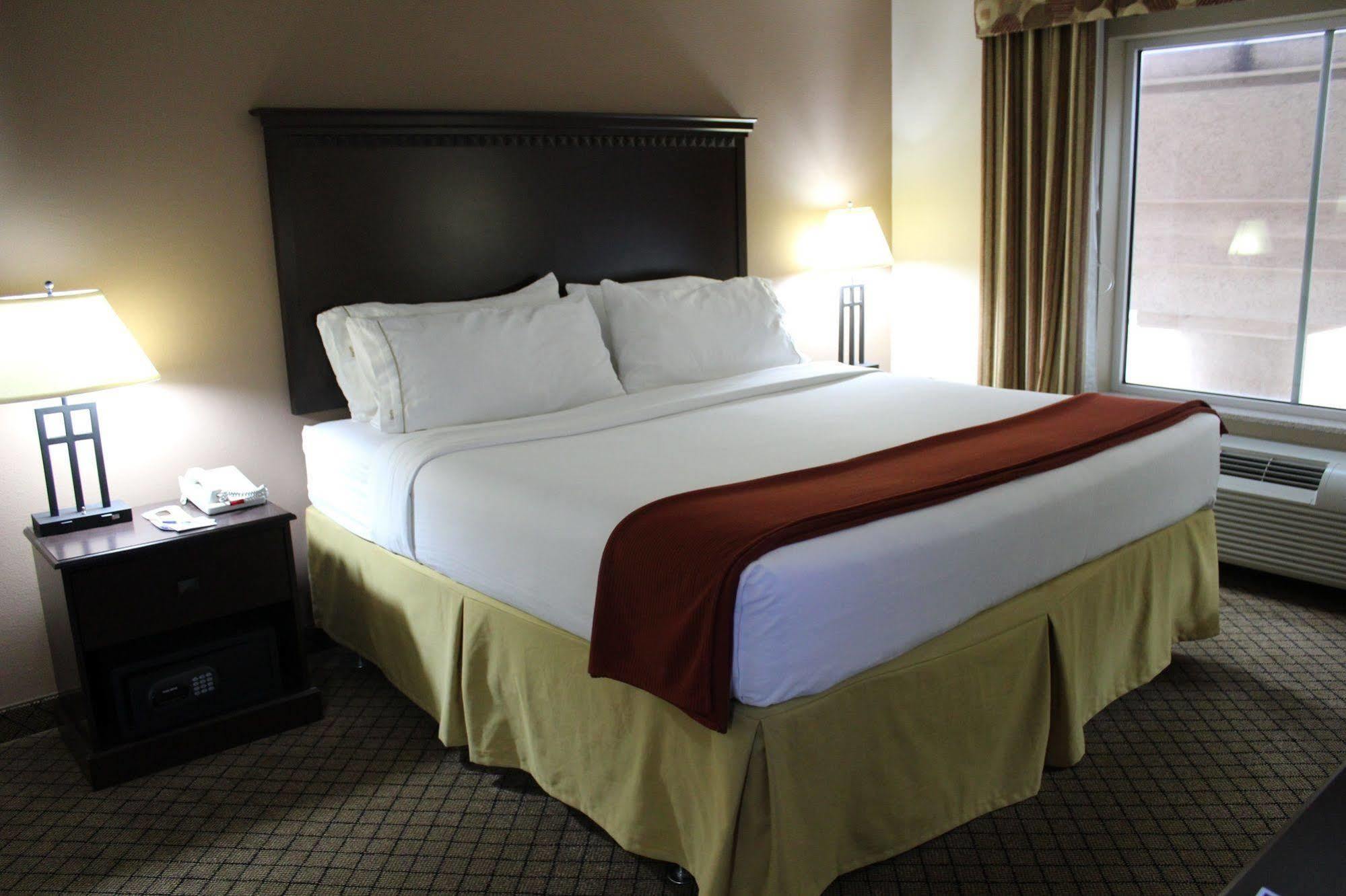 Holiday Inn Express Hotel & Suites Sedalia, An Ihg Hotel Ngoại thất bức ảnh